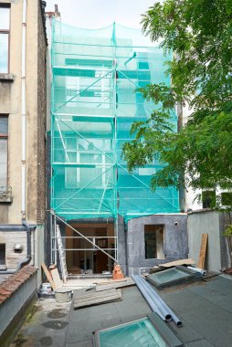 Koruma altındaki iskele ile polistirende yalıtım önü