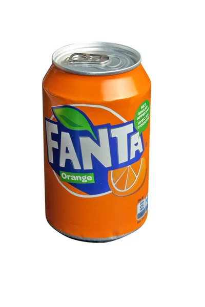 ベルギー ブリュッセル2022年5月20日 ベルギー向けに作られた白い背景に甘い炭酸飲料Fantaを単離したアルミニウム缶 人気の飲料ブランド — ストック写真