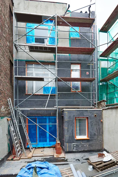 Facade insulation in polstyrene with protected scaffolding