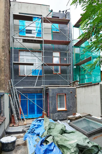 Facade insulation in polstyrene with protected scaffolding