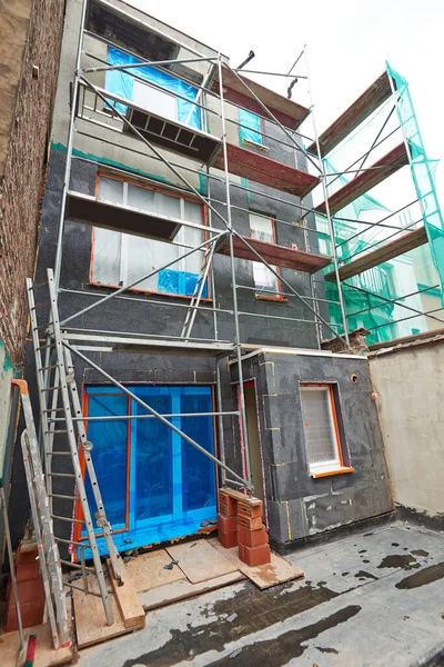 Facade insulation in polstyrene with protected scaffolding