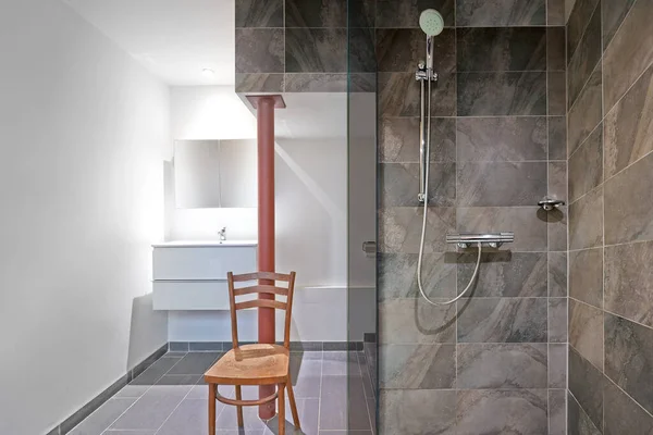 Salle Bain Douche Pluie Avec Carrelage Pierre Dans Les Toilettes — Photo