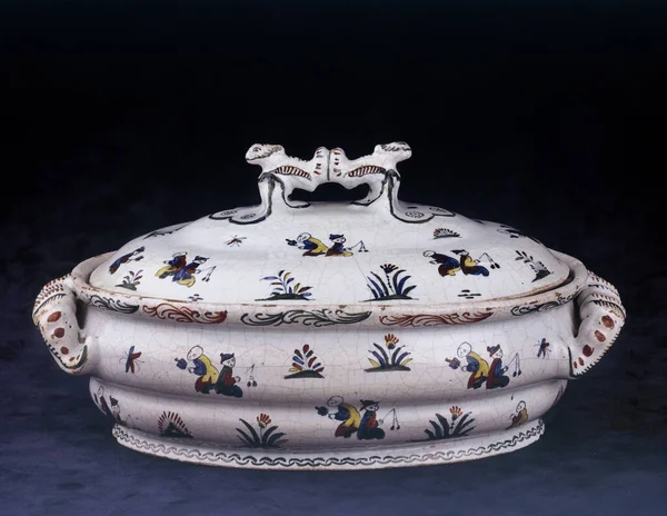 Brussels Belgium August 2022 Antique Porcelain Tureen Earthenware Cracked Painted — Foto de Stock