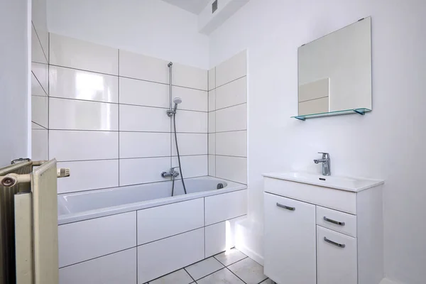 Vew Eines Frisch Renovierten Weißen Badezimmers — Stockfoto