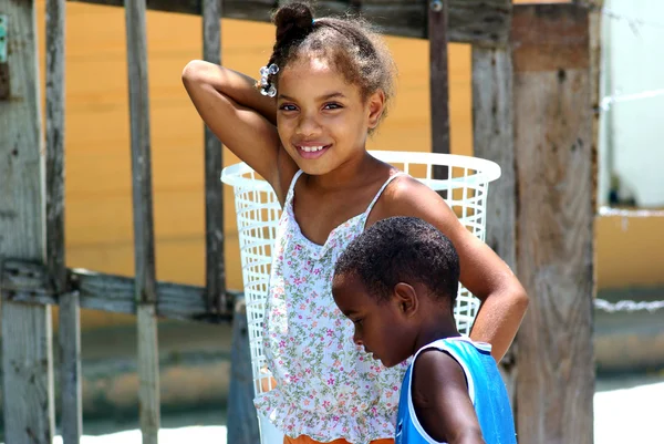 Маленькая счастливая карибская девочка — стоковое фото