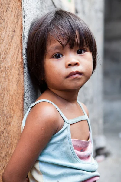 Filipíny - mladá dívka proti zdi — Stock fotografie