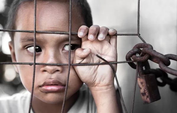 çitin arkasında çocuk