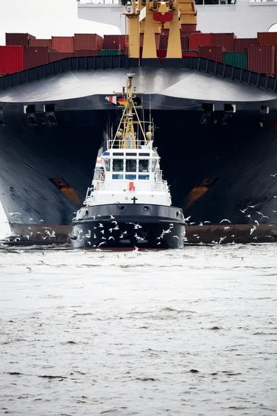 タグボート牽引の貨物船 — ストック写真