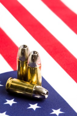 Amerikan bayrağı üzerinde kurşunlar
