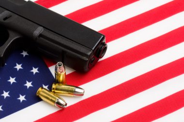 Amerikan bayrağı üzerinde silah