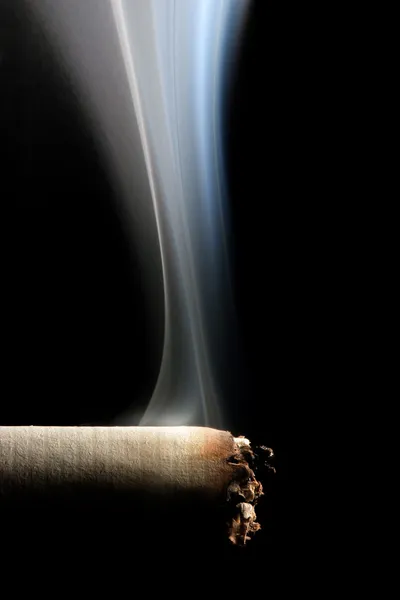 Cigarrillo con humo aislado en negro — Foto de Stock