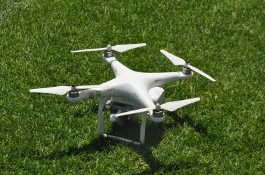 Kameralı İHA arka planda boşlukla doğada uçuyor