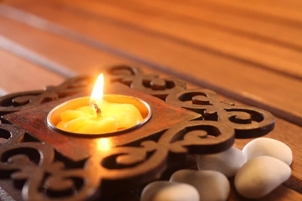 Svíčka s asijským designem na kámen — Stock fotografie