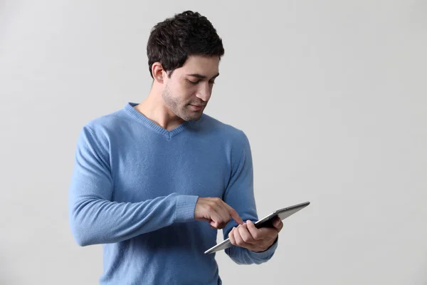 Man met een draagbare computer — Stockfoto