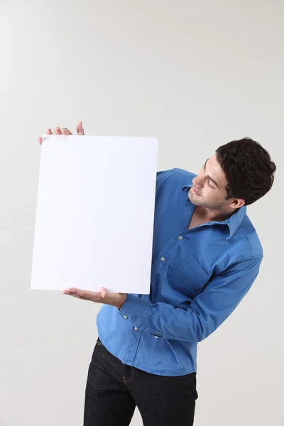 Homem segurando papel em branco — Fotografia de Stock