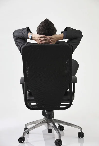 Pohled zezadu na člověka na židli — Stock fotografie