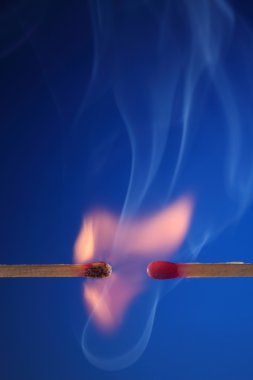 Matchstick'in yanında sönük bir kibrit çöpü yaktı