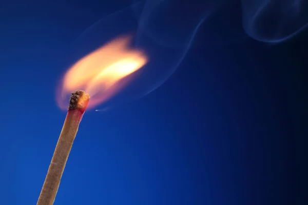 Ein Feuer entzünden — Stockfoto