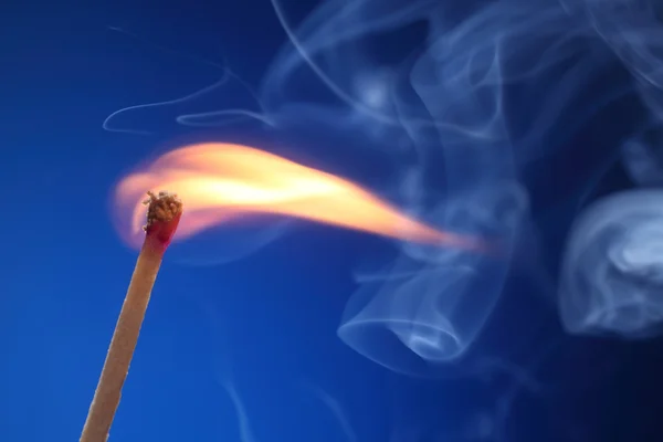 Ein Feuer entzünden — Stockfoto