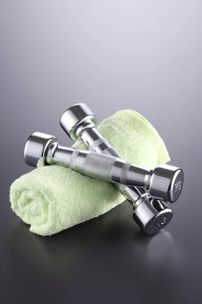 Dumbell and towel — Stock Photo, Image