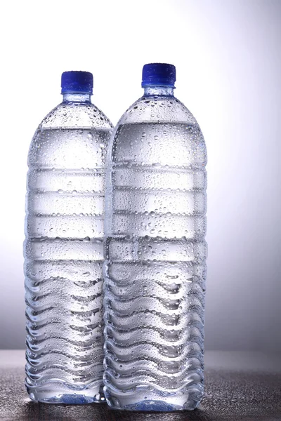 Flessen water — Stockfoto