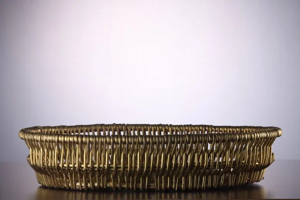 Вид збоку ручної роботи кошик — стокове фото