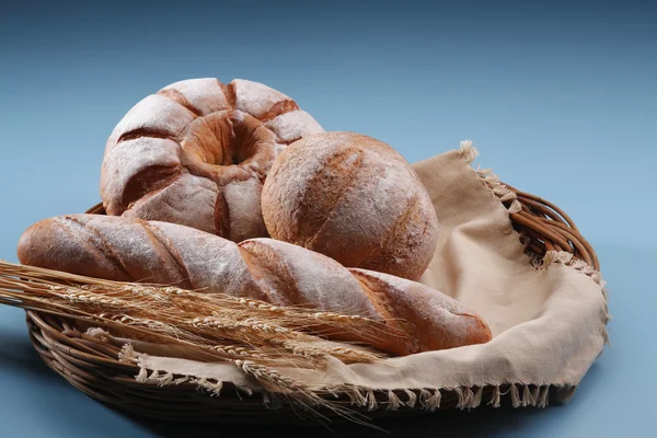 Brot auf dem Korb — Stockfoto