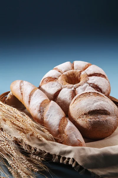 Brot auf dem Korb — Stockfoto