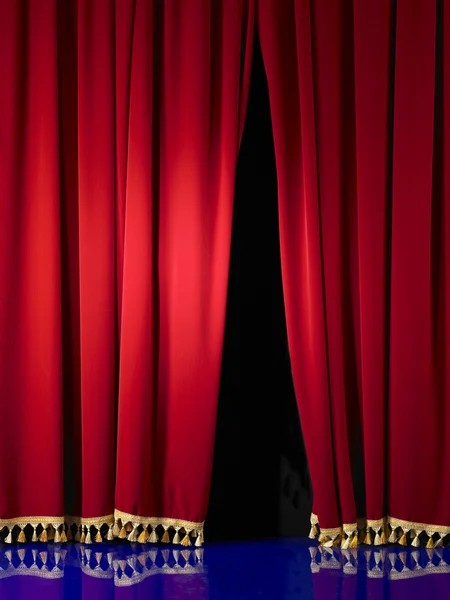 Opening in stage curtain — Stock Photo, Image