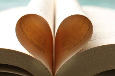 kalbini oluşturan kitap sayfaları
