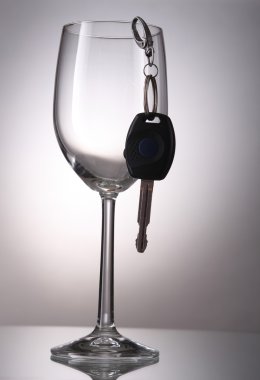araba anahtarı Şarap kadehi asılı