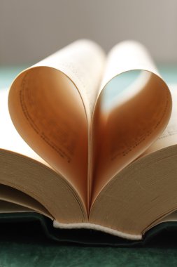 kalbini oluşturan kitap sayfaları