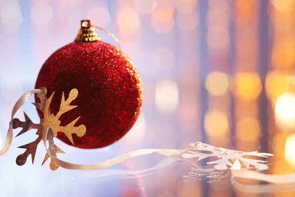 Rosso palla albero di Natale — Foto Stock
