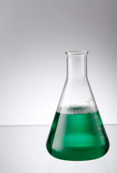Frasco de erlenmeyer cheio de líquido — Fotografia de Stock