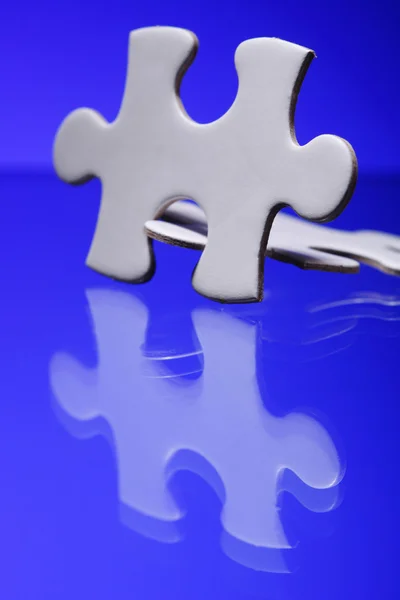 Duas peças de quebra-cabeça unidas — Fotografia de Stock
