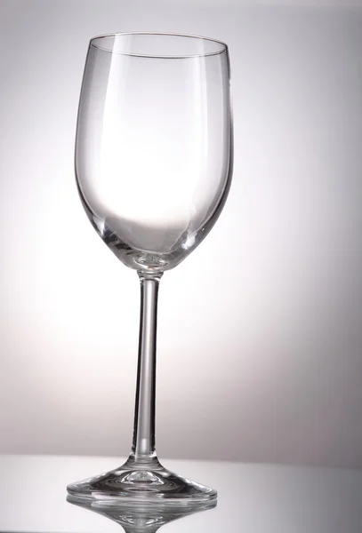 Copa de vino transparente sobre un fondo degradado — Foto de Stock