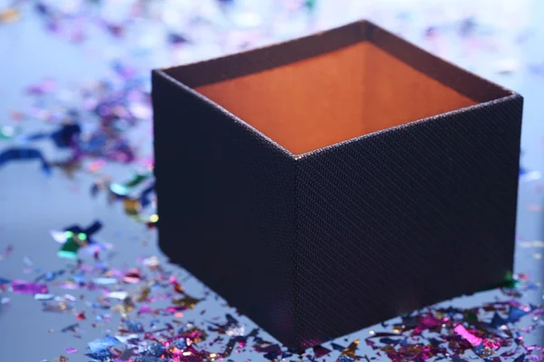 Подарочная коробка азиатского дизайна с лентой — стоковое фото