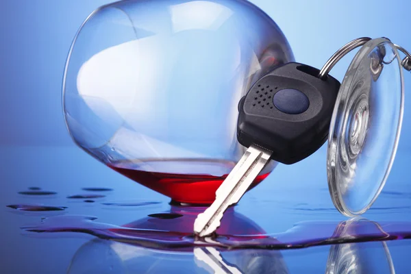 Car key hanging at wine glass — Stock Photo, Image
