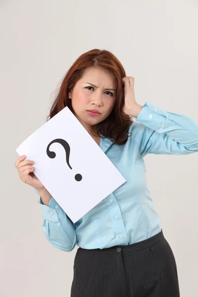 Woman holding a paper printed a big question mark — Stock Photo, Image