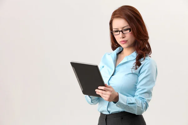 Zakenvrouw heeft een tablet — Stockfoto