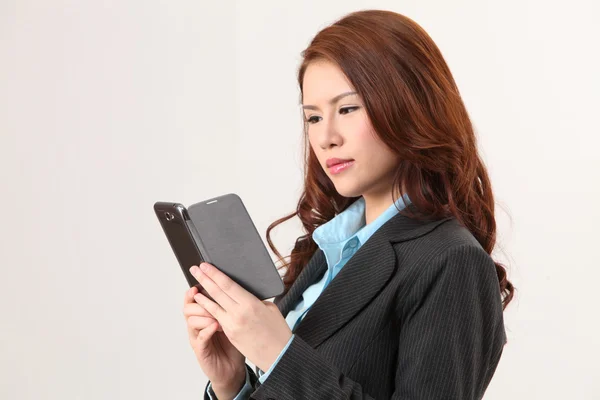 Mujer de negocios usando teléfono móvil —  Fotos de Stock