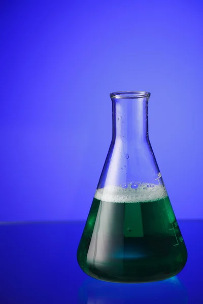 Erlenmeyer flask full of liquid — Stock Photo, Image
