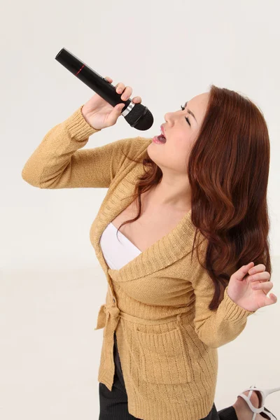 Mujer cantando — Foto de Stock