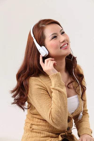 Woman listening to music — Stock Photo, Image