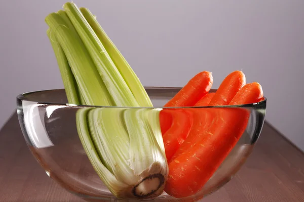 Un bol en verre rempli de légumes — Photo