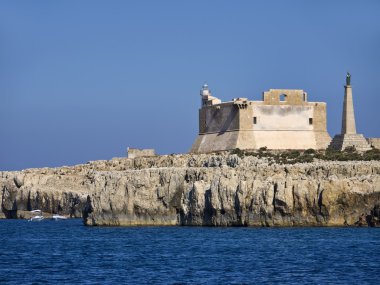 İtalya, Sicilya, portopalo di capo passero (siracusa Eyaleti), capo passero ada ve onun eski İspanyol kale görünümü