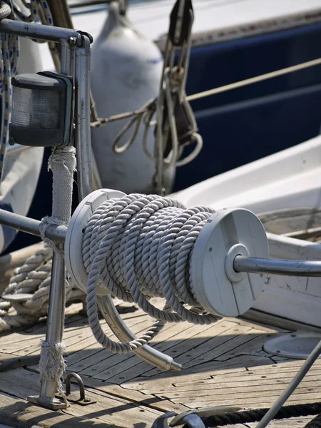 Itália, Sicília, Mar Mediterrâneo, cabo náutico em um barco à vela — Fotografia de Stock