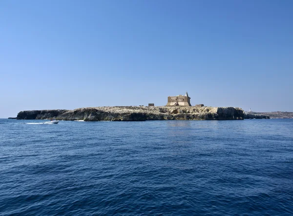 Italy, Sicily, Portopalo di Capo Passero (Siracusa Province), view of the Capo Passero island and its ancient spanish fort — Stock Photo, Image