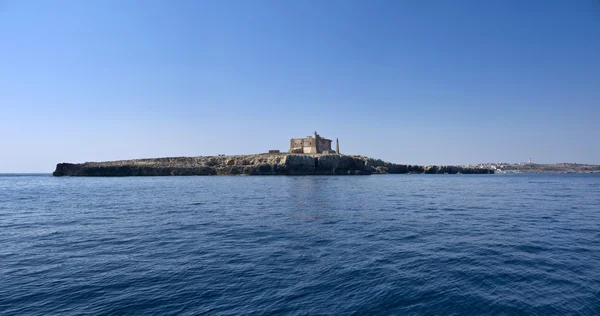 Italie, Sicile, Portopalo di Capo Passero (Province de Syracuse), vue sur l'île de Capo Passero et son ancien fort espagnol — Photo