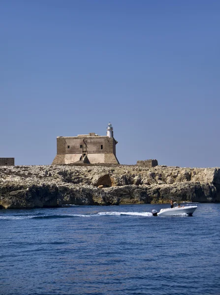Италия, Sicily, Portopalo di Capo Passero (Siracusa Province), view of the Capo Passero island and its ancient spanish fort — стоковое фото